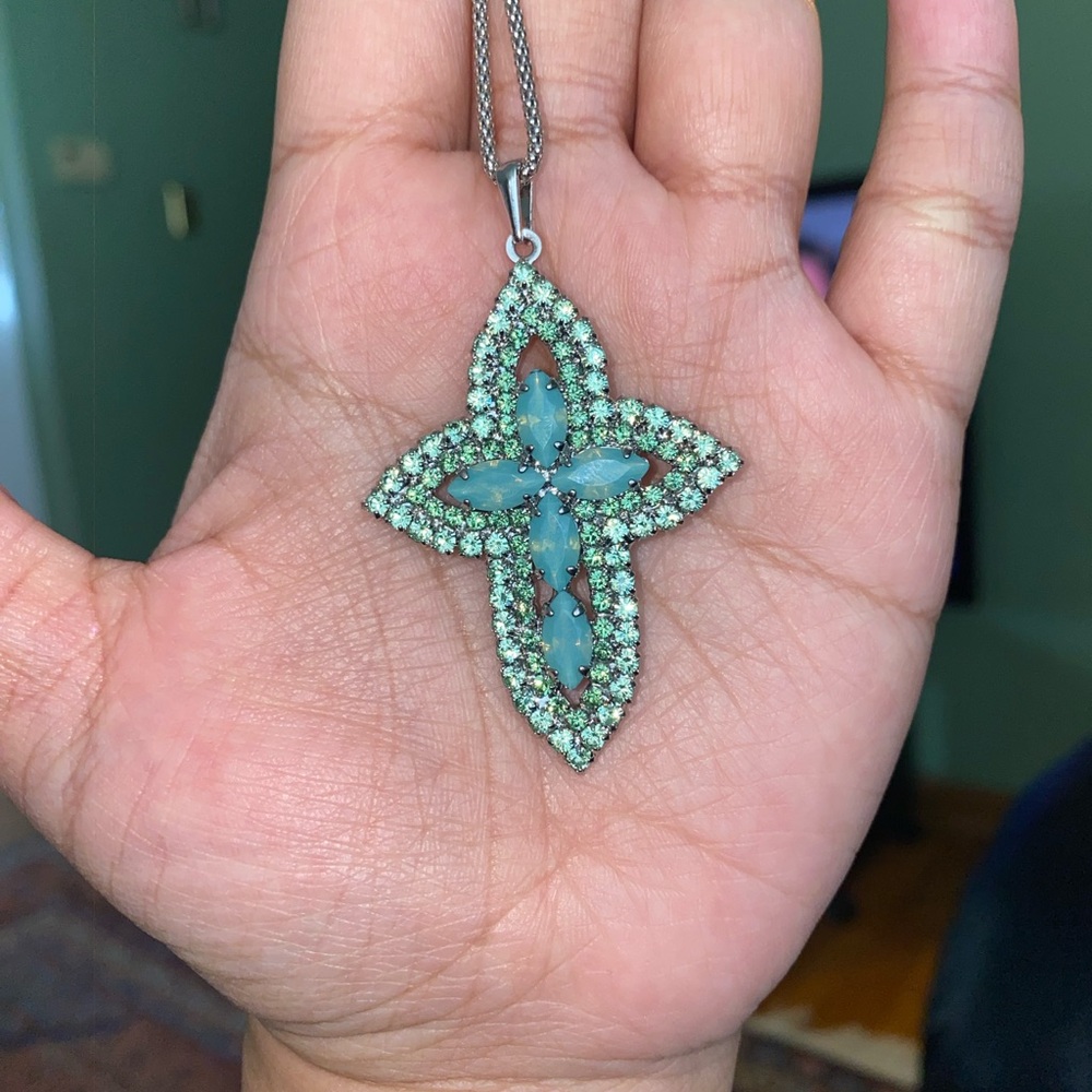 Brand New Elegant Green Cross Pendant - Picture 3 of 7